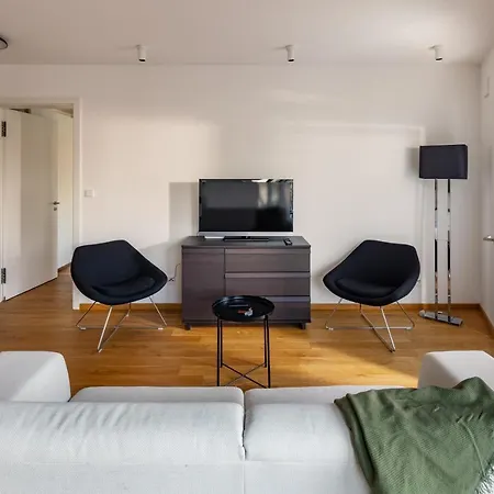Airy & Stylish Flat In Smichov By Days Appartement